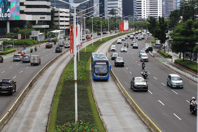 Bus Transjakarta melintas di Jalan Sudirman, Jakarta, Jumat (3/2/2023).