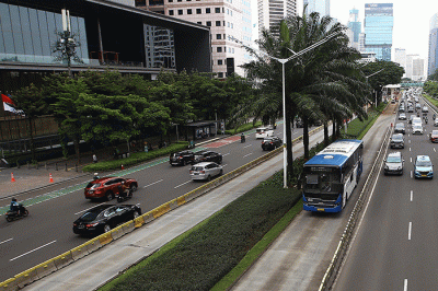 Bus Transjakarta melintas di Jalan Sudirman, Jakarta, Jumat (3/2/2023).