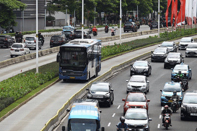 Bus Transjakarta melintas di Jalan Sudirman, Jakarta, Jumat (3/2/2023).