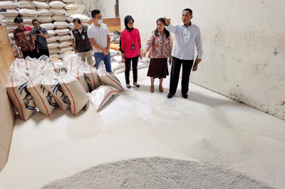 Direktur Utama Perum Bulog Budi Waseso saat Pemantauan Stabilisasi Pasokan dan Harga Pangan (SPHP) Beras di Gudang Beras PIBC, Jumat (3/2/2023).