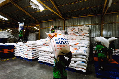 Direktur Utama Perum Bulog Budi Waseso saat Pemantauan Stabilisasi Pasokan dan Harga Pangan (SPHP) Beras di Gudang Beras PIBC, Jumat (3/2/2023).