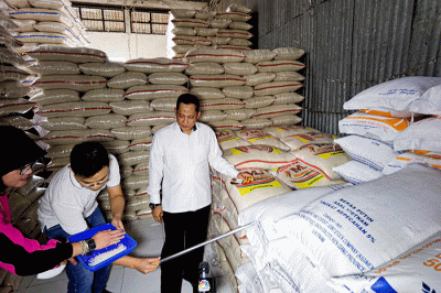 Direktur Utama Perum Bulog Budi Waseso saat Pemantauan Stabilisasi Pasokan dan Harga Pangan (SPHP) Beras di Gudang Beras PIBC, Jumat (3/2/2023).
