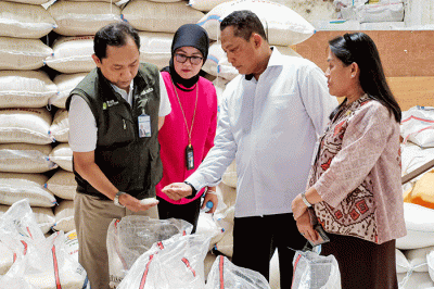 Direktur Utama Perum Bulog Budi Waseso saat Pemantauan Stabilisasi Pasokan dan Harga Pangan (SPHP) Beras di Gudang Beras PIBC, Jumat (3/2/2023).