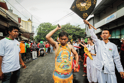 Seorang Tatung (dukun Tionghoa yang kerasukan arwah leluhur) turun kejalan mengikuti kirab dalam perayaan Cap Go Meh di Glodok, Jakarta Barat.