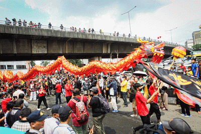 Seorang Tatung (dukun Tionghoa yang kerasukan arwah leluhur) turun kejalan mengikuti kirab dalam perayaan Cap Go Meh di Glodok, Jakarta Barat.
