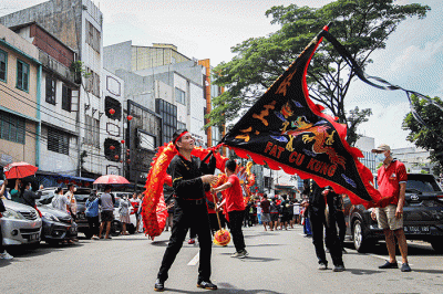 Seorang Tatung (dukun Tionghoa yang kerasukan arwah leluhur) turun kejalan mengikuti kirab dalam perayaan Cap Go Meh di Glodok, Jakarta Barat.