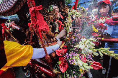 Seorang Tatung (dukun Tionghoa yang kerasukan arwah leluhur) turun kejalan mengikuti kirab dalam perayaan Cap Go Meh di Glodok, Jakarta Barat.