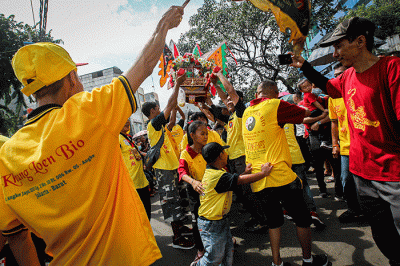 Seorang Tatung (dukun Tionghoa yang kerasukan arwah leluhur) turun kejalan mengikuti kirab dalam perayaan Cap Go Meh di Glodok, Jakarta Barat.