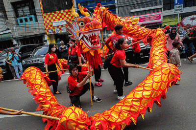 Seorang Tatung (dukun Tionghoa yang kerasukan arwah leluhur) turun kejalan mengikuti kirab dalam perayaan Cap Go Meh di Glodok, Jakarta Barat.