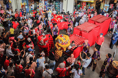 Seorang Tatung (dukun Tionghoa yang kerasukan arwah leluhur) turun kejalan mengikuti kirab dalam perayaan Cap Go Meh di Glodok, Jakarta Barat.