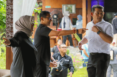 Menparekraf Sandiaga Uno (tengah) bersama tamu undangan dan delegasi ASEAN Tourism Forum (ATF) 2023 saat sesi foto di Candi Borobudur, Magelang.
