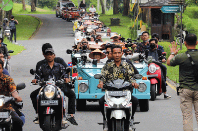 Menparekraf Sandiaga Uno (tengah) bersama tamu undangan dan delegasi ASEAN Tourism Forum (ATF) 2023 saat sesi foto di Candi Borobudur, Magelang.