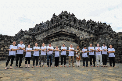 Menparekraf Sandiaga Uno (tengah) bersama tamu undangan dan delegasi ASEAN Tourism Forum (ATF) 2023 saat sesi foto di Candi Borobudur, Magelang.