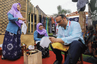 Menparekraf Sandiaga Uno (tengah) bersama tamu undangan dan delegasi ASEAN Tourism Forum (ATF) 2023 saat sesi foto di Candi Borobudur, Magelang.