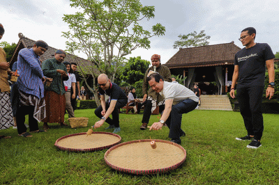 Menparekraf Sandiaga Uno (tengah) bersama tamu undangan dan delegasi ASEAN Tourism Forum (ATF) 2023 saat sesi foto di Candi Borobudur, Magelang.