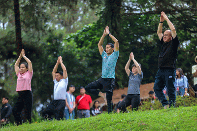 Menteri Pariwisata dan Ekonomi Kreatif (Menparekraf) Sandiaga Uno bersama delegasi ASEAN Tourism Forum melakukan Yoga di kawasan Bukit Dagi, Magelang.