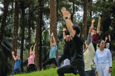 Menteri Pariwisata dan Ekonomi Kreatif (Menparekraf) Sandiaga Uno bersama delegasi ASEAN Tourism Forum melakukan Yoga di kawasan Bukit Dagi, Magelang.