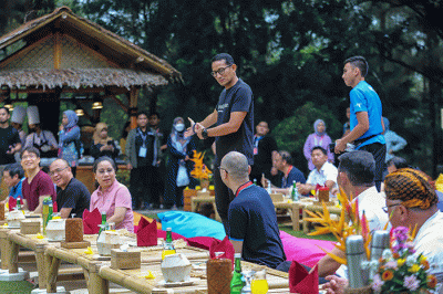 Menteri Pariwisata dan Ekonomi Kreatif (Menparekraf) Sandiaga Uno bersama delegasi ASEAN Tourism Forum melakukan Yoga di kawasan Bukit Dagi, Magelang.
