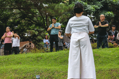 Menteri Pariwisata dan Ekonomi Kreatif (Menparekraf) Sandiaga Uno bersama delegasi ASEAN Tourism Forum melakukan Yoga di kawasan Bukit Dagi, Magelang.
