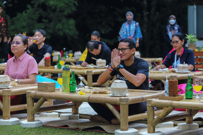 Menteri Pariwisata dan Ekonomi Kreatif (Menparekraf) Sandiaga Uno bersama delegasi ASEAN Tourism Forum melakukan Yoga di kawasan Bukit Dagi, Magelang.