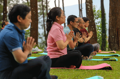 Menteri Pariwisata dan Ekonomi Kreatif (Menparekraf) Sandiaga Uno bersama delegasi ASEAN Tourism Forum melakukan Yoga di kawasan Bukit Dagi, Magelang.