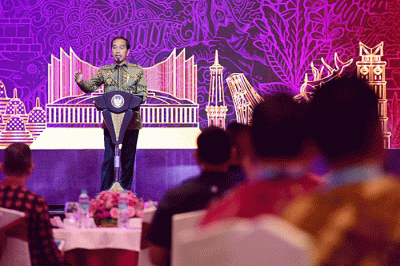 Presiden Joko Widodo memberikan sambutannya saat menghadiri Pertemuan Tahunan Industri Jasa Keuangan (PTIJK) Tahun 2023 di Hotel Shangri-La, Jakarta.