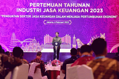 Presiden Joko Widodo memberikan sambutannya saat menghadiri Pertemuan Tahunan Industri Jasa Keuangan (PTIJK) Tahun 2023 di Hotel Shangri-La, Jakarta.