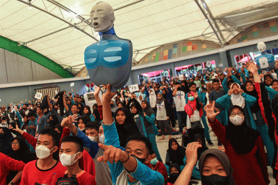 Sebanyak 3053 pelajar hadir mengikuti pelatihan bantuan hidup dasar dan pemecahan rekor MURI 6.000 telapak tangan anak Indonesia untuk kehidupan.