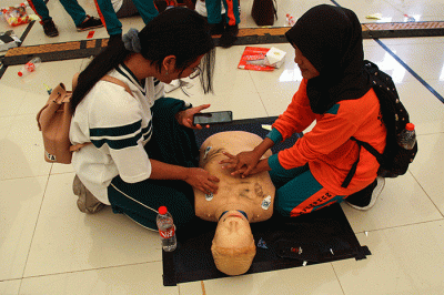 Sebanyak 3053 pelajar hadir mengikuti pelatihan bantuan hidup dasar dan pemecahan rekor MURI 6.000 telapak tangan anak Indonesia untuk kehidupan.