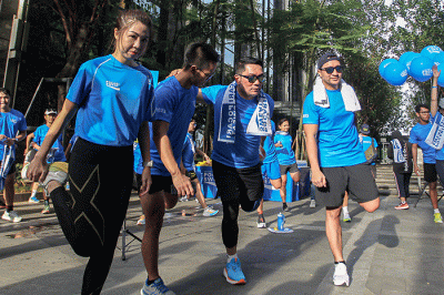 Gubernur Jawa Barat Ridwan Kamil (tengah) saat mencapai garis finish dalam acara Morning Run 5K Pocari Sweat di kawasan SCBD, Jakarta, Minggu (5/2/2023).