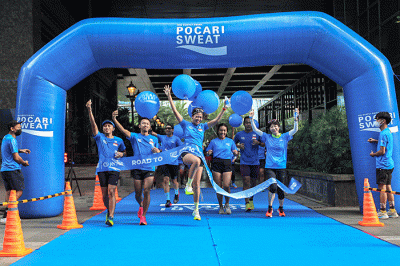 Gubernur Jawa Barat Ridwan Kamil (tengah) saat mencapai garis finish dalam acara Morning Run 5K Pocari Sweat di kawasan SCBD, Jakarta, Minggu (5/2/2023).