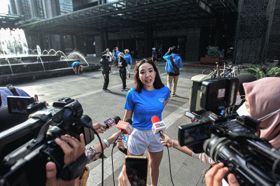 Gubernur Jawa Barat Ridwan Kamil (tengah) saat mencapai garis finish dalam acara Morning Run 5K Pocari Sweat di kawasan SCBD, Jakarta, Minggu (5/2/2023).