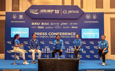 Gubernur Jawa Barat Ridwan Kamil (tengah) saat mencapai garis finish dalam acara Morning Run 5K Pocari Sweat di kawasan SCBD, Jakarta, Minggu (5/2/2023).