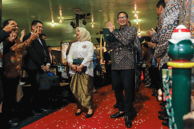 Menparekraf Sandiaga Salahuddin Uno dan Sultan Yogyakarta, Sri Sultan Hamengkubuwono X saat sesi foto bersama dengan para tamu serta delegasi ATF 2023.
