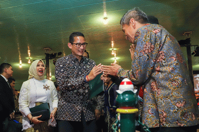 Menparekraf Sandiaga Salahuddin Uno dan Sultan Yogyakarta, Sri Sultan Hamengkubuwono X saat sesi foto bersama dengan para tamu serta delegasi ATF 2023.