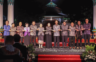 Menparekraf Sandiaga Salahuddin Uno dan Sultan Yogyakarta, Sri Sultan Hamengkubuwono X saat sesi foto bersama dengan para tamu serta delegasi ATF 2023.