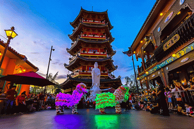Pengunjung memadati Festival Cap Go Meh di Pantjoran PIK, Jakarta, Minggu (5/2/2023).