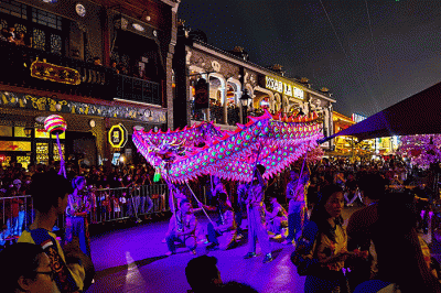 Pengunjung memadati Festival Cap Go Meh di Pantjoran PIK, Jakarta, Minggu (5/2/2023).