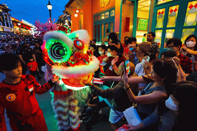 Pengunjung memadati Festival Cap Go Meh di Pantjoran PIK, Jakarta, Minggu (5/2/2023).