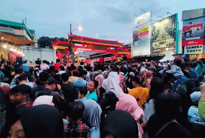 Wamenparekraf Angela Tanoesoedibjo menghadiri Bogor Street Festival Cap Go Meh 2023 di Jalan Suryakencana, Kota Bogor, Jawa Barat, Minggu (5/2/2023).