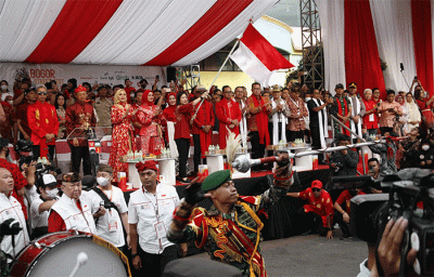Wamenparekraf Angela Tanoesoedibjo menghadiri Bogor Street Festival Cap Go Meh 2023 di Jalan Suryakencana, Kota Bogor, Jawa Barat, Minggu (5/2/2023).