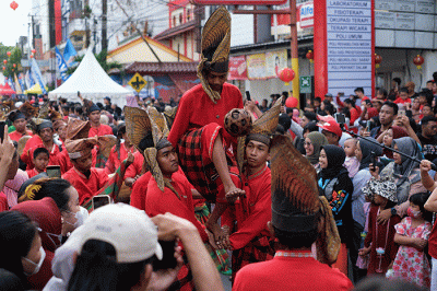Pengunjung menyaksikan parade Festival Cap Go Meh 2574 di Jalan Sulawesi, Makassar, Minggu (5/2/2023).