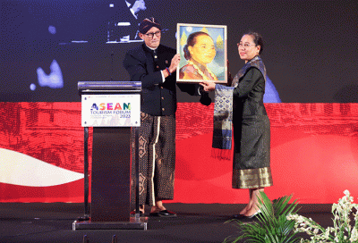Menparekraf Sandiaga Uno menyerahkan palu Keketuaan ASEAN Tourism Forum (ATF) kepada Minister of Culture, Information, and Tourism Laos Suanesavanh Vignaket.