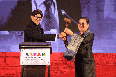 Menparekraf Sandiaga Uno menyerahkan palu Keketuaan ASEAN Tourism Forum (ATF) kepada Minister of Culture, Information, and Tourism Laos Suanesavanh Vignaket.