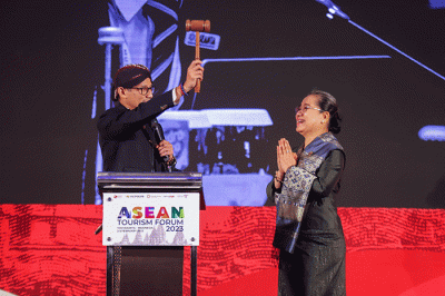 Menparekraf Sandiaga Uno menyerahkan palu Keketuaan ASEAN Tourism Forum (ATF) kepada Minister of Culture, Information, and Tourism Laos Suanesavanh Vignaket.
