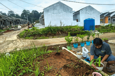 Penghuni baru saat beraktivitas di Perumahan Subsidi BTN bagi masyarakat berpenghasilan rendah (MBR) di Ciseeng, Jawa Barat, Senin (6/2/2023).