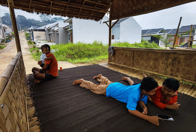 Penghuni baru saat beraktivitas di Perumahan Subsidi BTN bagi masyarakat berpenghasilan rendah (MBR) di Ciseeng, Jawa Barat, Senin (6/2/2023).