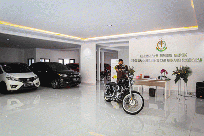 Petugas saat melalukan pengecekan kendaraan barang bukti rampasan yang akan dilelang di Galeri Penyimpanan Barang Bukti Kejaksaan Negeri Depok.