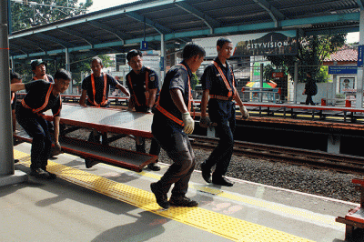 Sejumlah pekerja memasang tangga untuk pengguna KRL di Stasiun Tebet, Jakarta Selatan, Senin (6/2/2023).