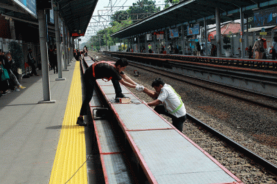 Sejumlah pekerja memasang tangga untuk pengguna KRL di Stasiun Tebet, Jakarta Selatan, Senin (6/2/2023).
